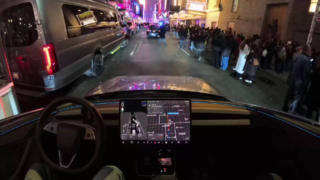 特斯拉FSD在时代广场车流中展现惊艳博弈能力