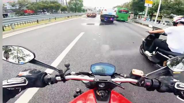 摩托骑手把大车玻璃砸了，有事好好沟通，真没必要动手，安全第一