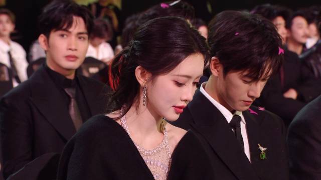 孟子义带李昀锐一起玩彩带，孟子义给李昀锐表演彩带雨