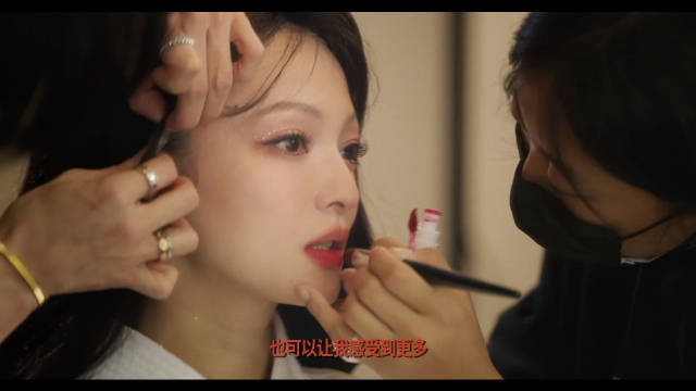 张韶涵演唱会海报曝光，黑水凝墨羽展百变风采