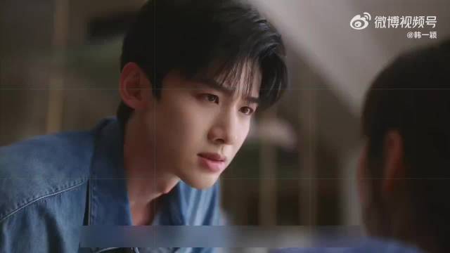 桑延驾车送温以凡上班，途中上演摸头杀，甜蜜瞬间