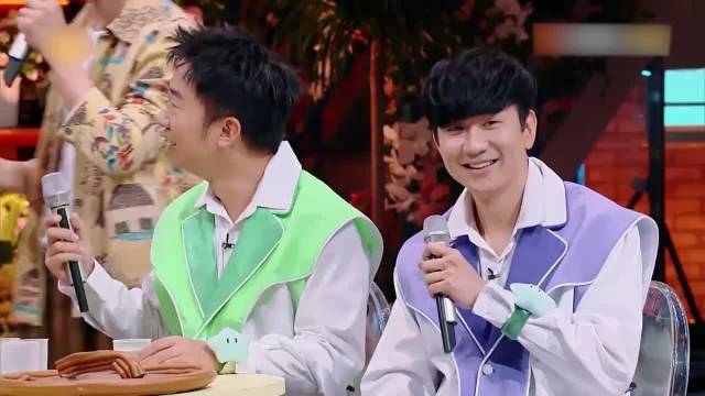 游戏刚开始，苏醒就被泼一脸水，何炅一脸不相信