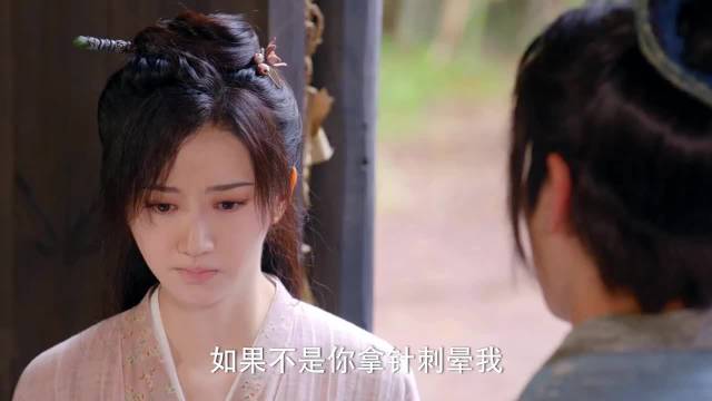 男人嫌弃媳妇太白，竟用锅灰亲自给媳妇上妆！