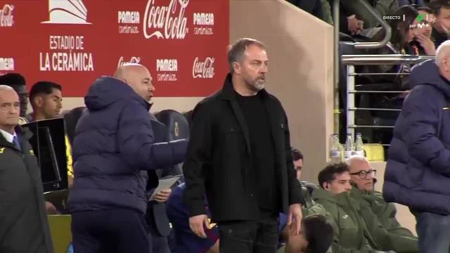 下半场场边的弗里克略显紧张