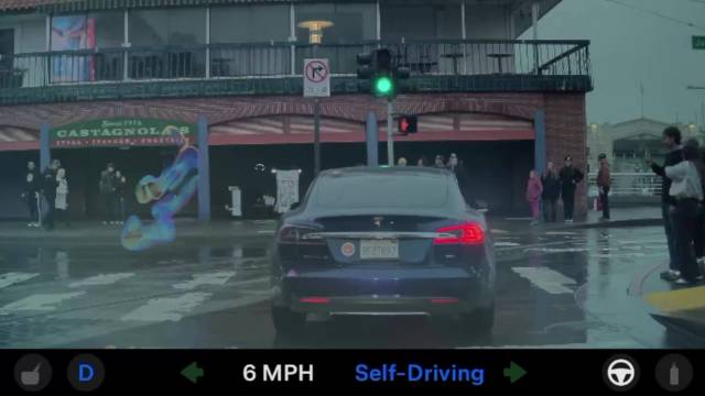 特斯拉FSD V14.2.1.25遇泡沫泡泡自动绕行