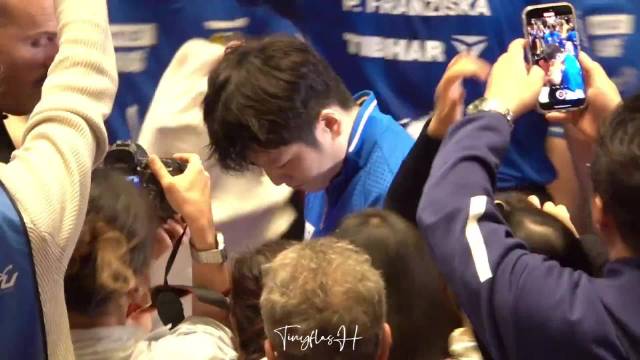 两次环场挥手，散场还给小朋友签名了，太暖心了