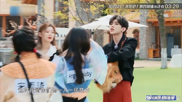 蔡徐坤霸气请客，只能请喝热水，奶茶请不起了！