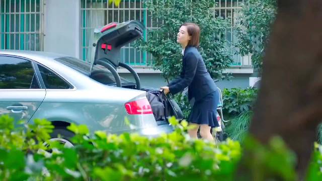 她只公司的一个小经理，家里却堆满了现金，但很快就被老板发现了异常