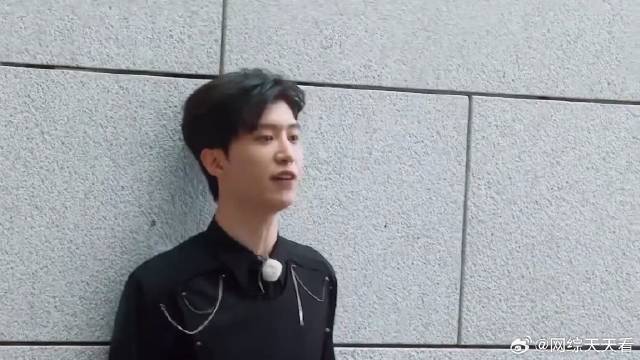 范丞丞简直太绝了 偷袭宋雨琦不成，下秒反被三人围攻！