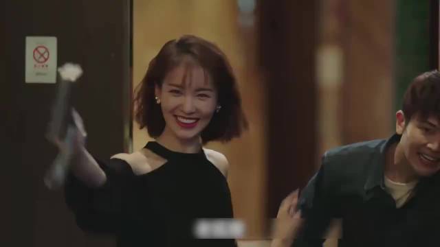 女孩和父亲拥抱，结果却惨遭误会