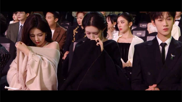 哈哈哈，整整齐齐一动不动…… 白鹿，你俩有事不方便说吗？这么近还发信息