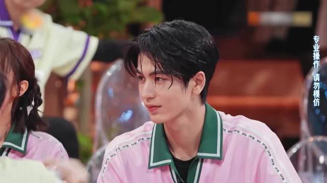 杨迪太坏了！拿着盾牌只顾自己死活，丝毫不管张凌赫啊