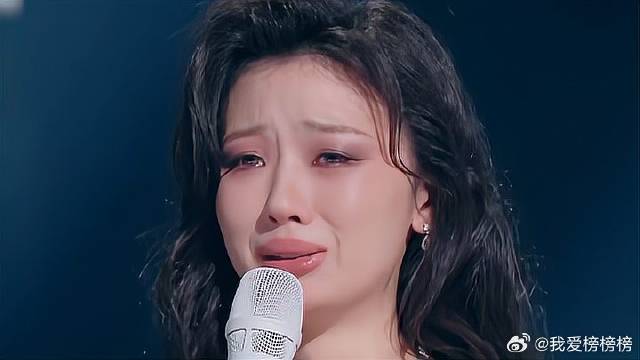 陶喆终究是老了！看不清歌词戴老花镜，单依纯爆哭