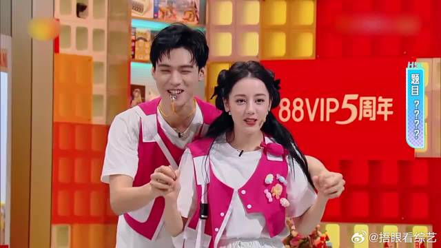 全员给迪丽热巴做提示，不料她一句话，让何炅笑岔气