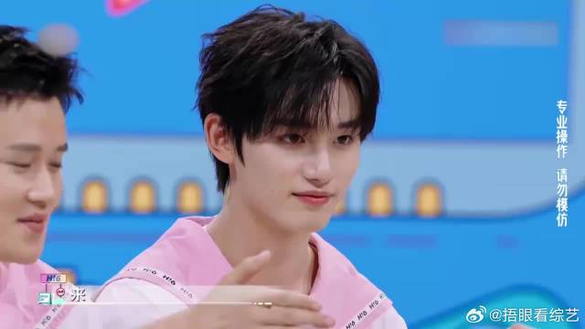 真不敢泼啊！王俊凯玩游戏秒输，吓得小丁撤回一杯水