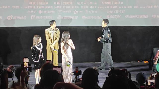 高伟光哑舍剧组片场欢乐互动