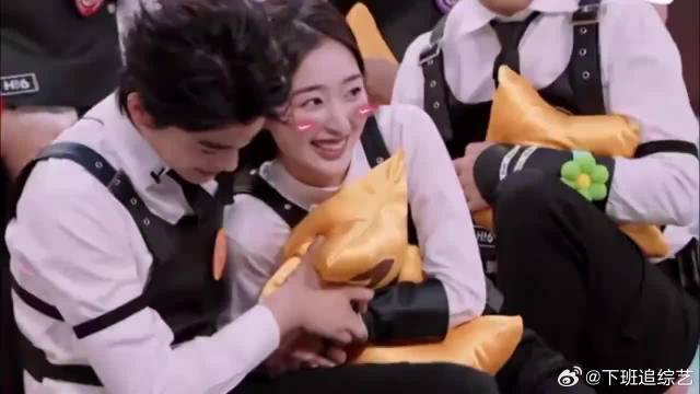 最后抢答环节，丁禹兮把邓恩熙一把拽到怀里