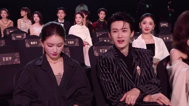 星光大赏内场，檀健次跳手势舞，主持人夸松弛又帅气！