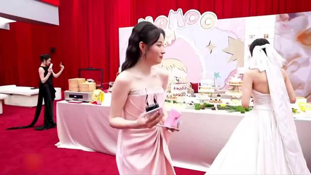 宋茜曹骏现身活动衣着随意被调侃