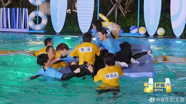 李昀锐绝了 为了赢不择手段，直接把队友和对手全推下水！