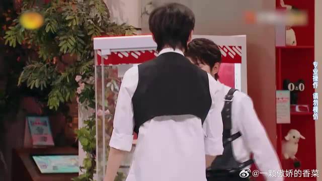 丁程鑫王源玩跷跷板，俩人使阴招却害了自己，笑疯张雪迎