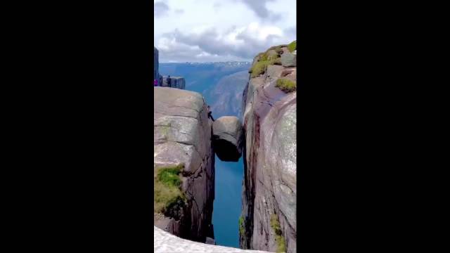 挪威谢拉格伯顿石卡悬崖间，游客称奇迹石