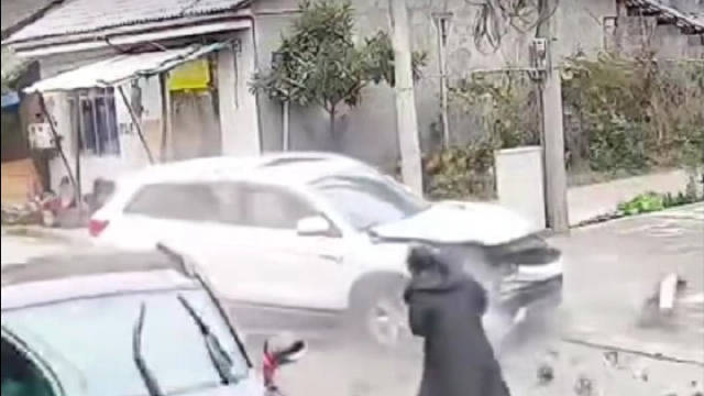 两车路口未减速相撞致行人险被撞，交警认定双方有责