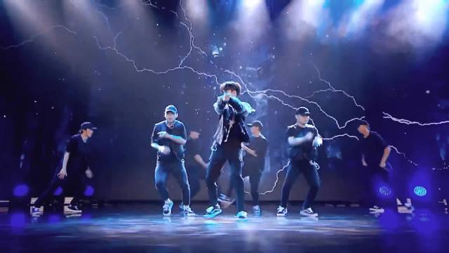 任嘉伦切号回归舞台展现唱跳实力