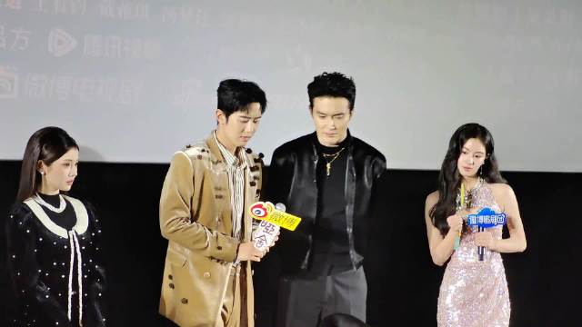 张淼怡 @毛晓慧是一朵毛大球 戴道具饭撒比心 互比小狗耳朵超可爱