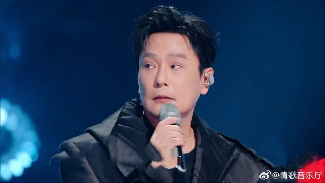 在搭档唱歌被质疑的时候，张信哲高情商安慰，太贴心！