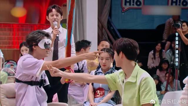 王鹤润遭到危险，丁程鑫直接把棍引到田嘉瑞眼前！