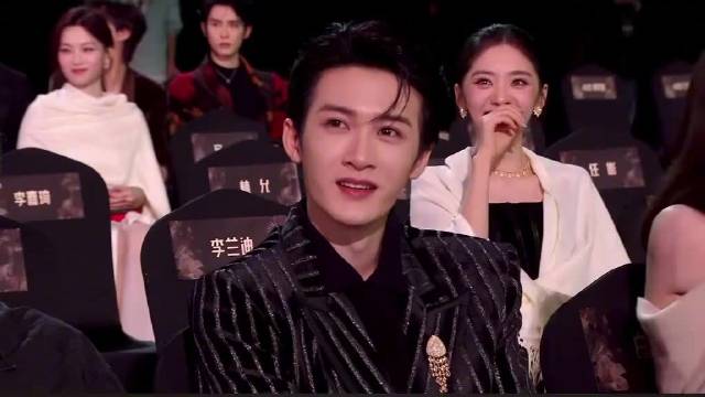 檀健次星光大赏独揽三奖，即兴表演手势舞引爆全场