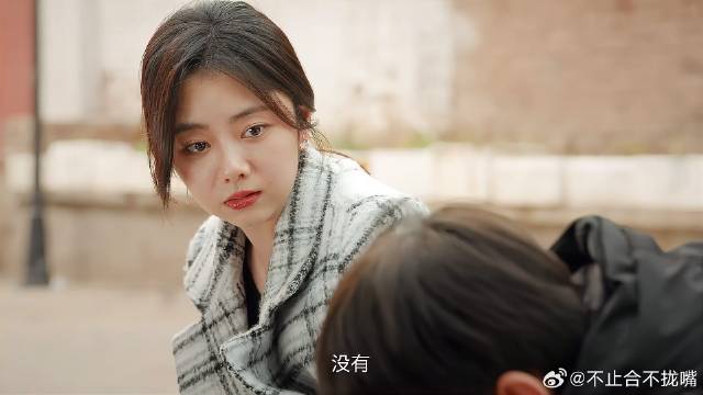 归晓打翻鱼：为啥买条大的，秦小楠帮路晨回答：怕你不够吃