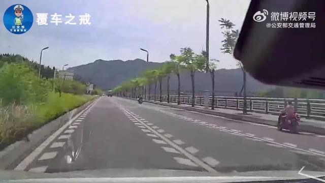 四川广元摩托车变道引发事故致2人受伤