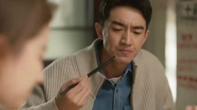 饭桌吃饭，丈夫却和婆婆用方言交谈，玫瑰是个外人吗