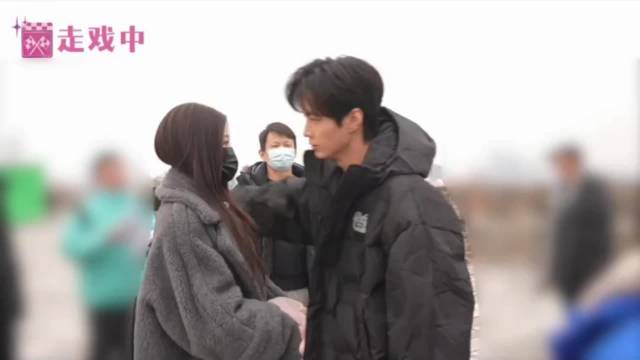 何与虞书欣《双轨》片场拥抱花絮曝光