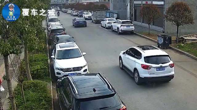 湖南麻阳一轿车开门撞倒摩托车致2人受伤司机全责