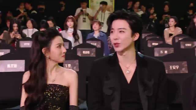 你俩在说什么悄悄话？ @宋祖儿lareina