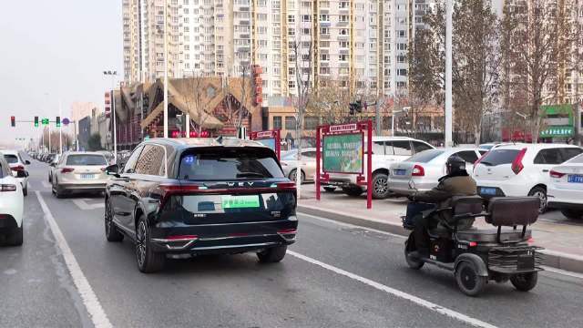 魏牌蓝山智能进阶版新增小蓝灯设计，提升辅助驾驶透明度