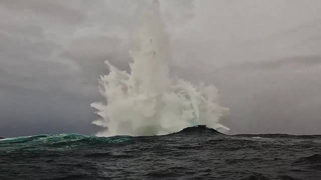 西澳大利亚现罕见40米巨浪击中无人机