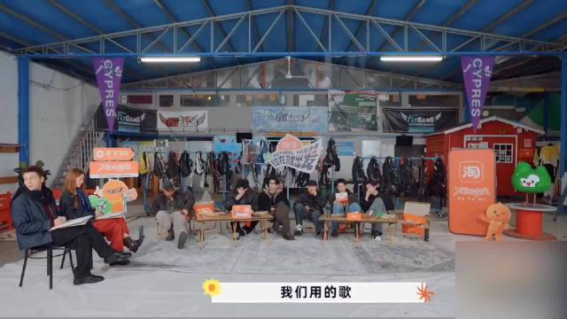 笑死了，范丞丞唱歌陈伟霆给钱，胡先煦唱歌假装捡钱，太会玩了