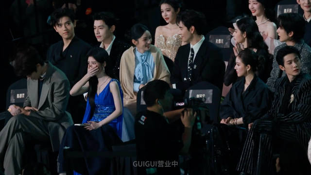 时代峰峻倒闭传闻引周也大笑，王玉雯张新成好奇询问