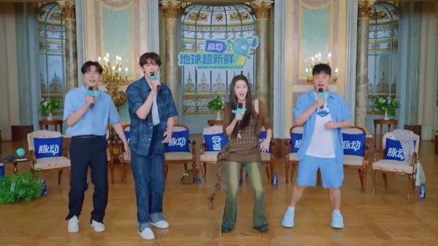 陈赫王玉雯互相伤害，边唱歌边胯击，撞出一米远太好笑了丨超新鲜