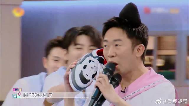 王俊凯的鞋被踩掉，他都是这个反应，杨迪却举着鞋打电话