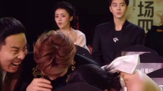 后面人的安静和前面的热闹好反差 熟人在正经场合见面be like哈哈哈哈哈哈哈