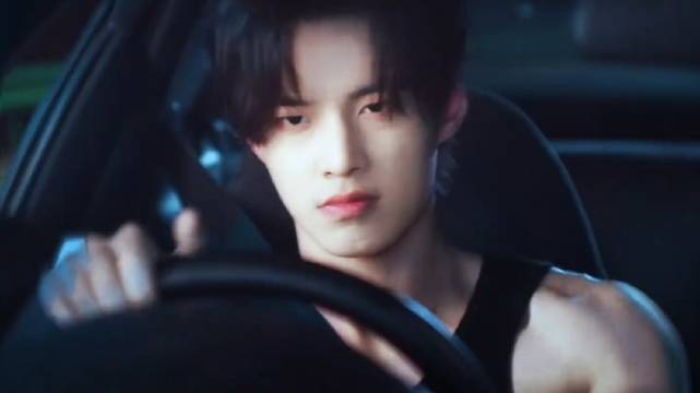 啊啊啊这个何与太帅了，谁看了不迷糊 痞帅系帅哥