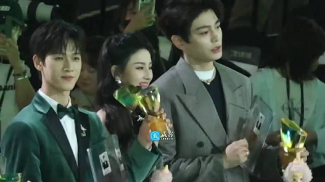 丁禹兮宋祖儿就这样从台上聊到下台