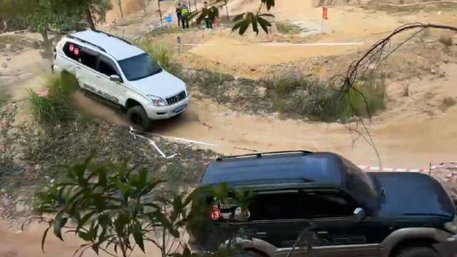 万万没想到，跑不过我，还能飞过来把我撞飞