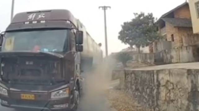 弯道超车玩的就是惊险刺激，大货车憋的嘴都张开了