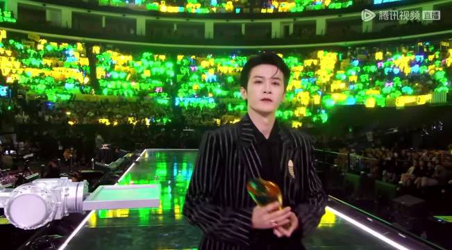 腾讯视频孙忠怀、正午侯鸿亮为檀健次颁发年度星光演员奖